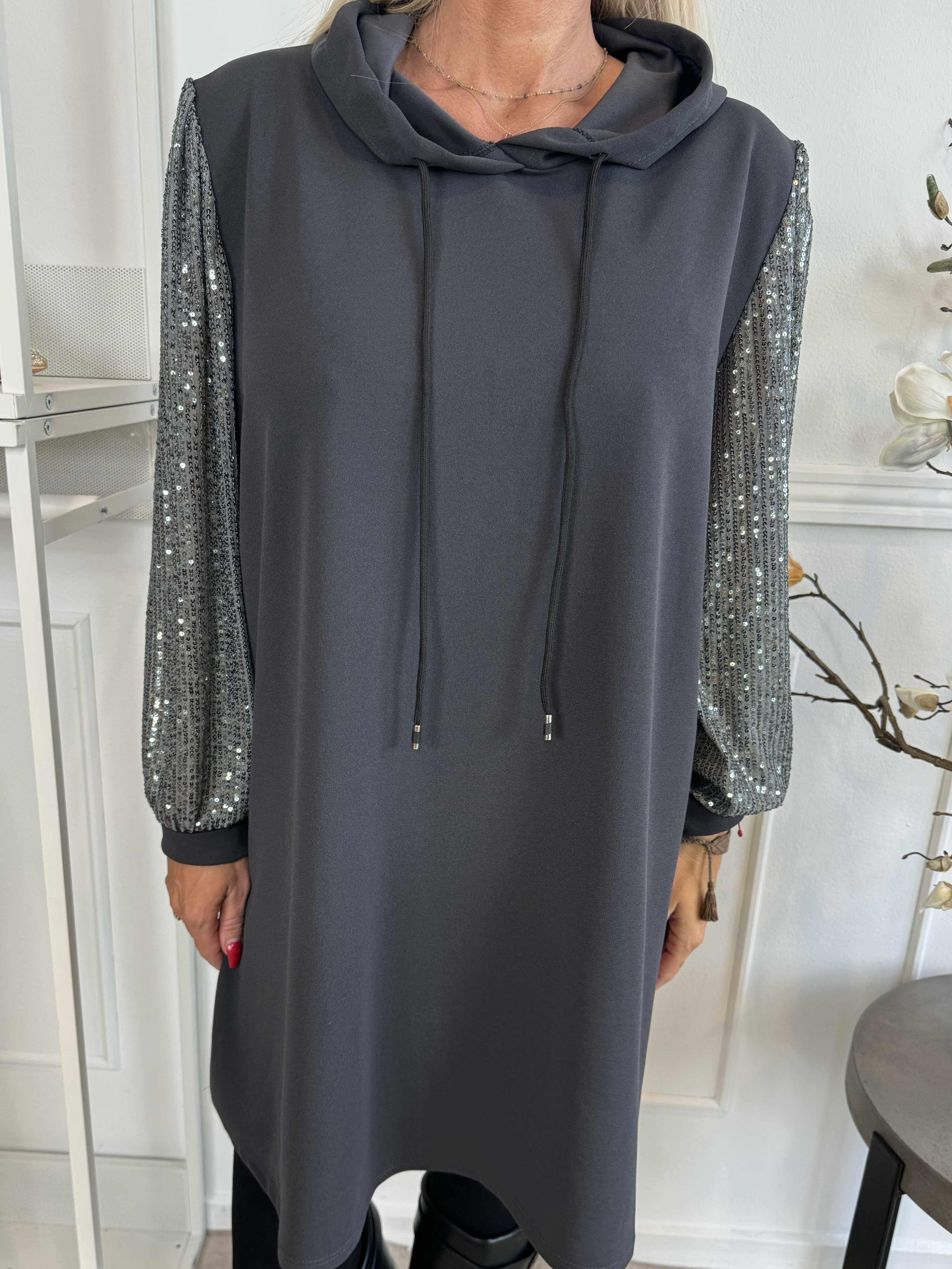 Adara - Enfärgad hoodie klänning med paljettärmar